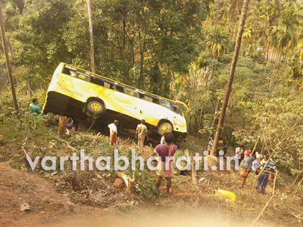 ಕಾಸರಗೋಡು: ಖಾಸಗಿ ಬಸ್  ಉರುಳಿ ಬಿದ್ದು ಹತ್ತಕ್ಕೂ ಅಧಿಕ ಜನರಿಗೆ ಗಾಯ